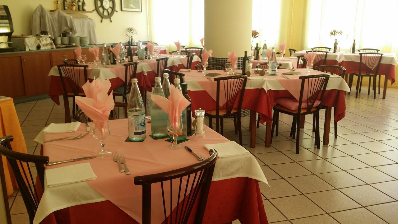 Hotel La Falena Cervia Exteriör bild