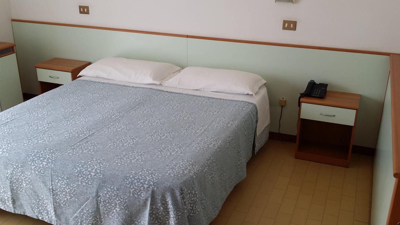 Hotel La Falena Cervia Exteriör bild