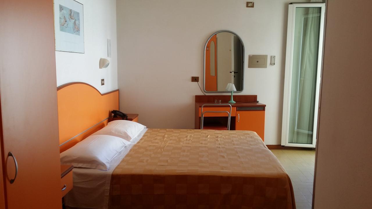 Hotel La Falena Cervia Exteriör bild