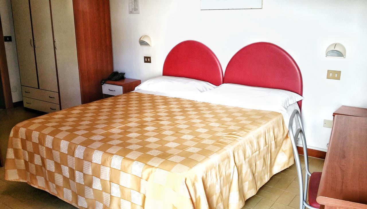 Hotel La Falena Cervia Exteriör bild