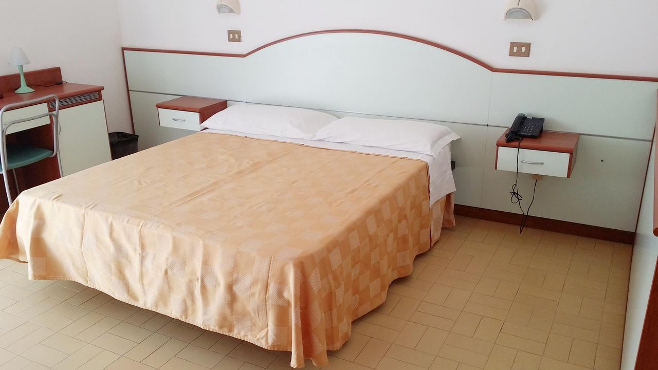 Hotel La Falena Cervia Exteriör bild