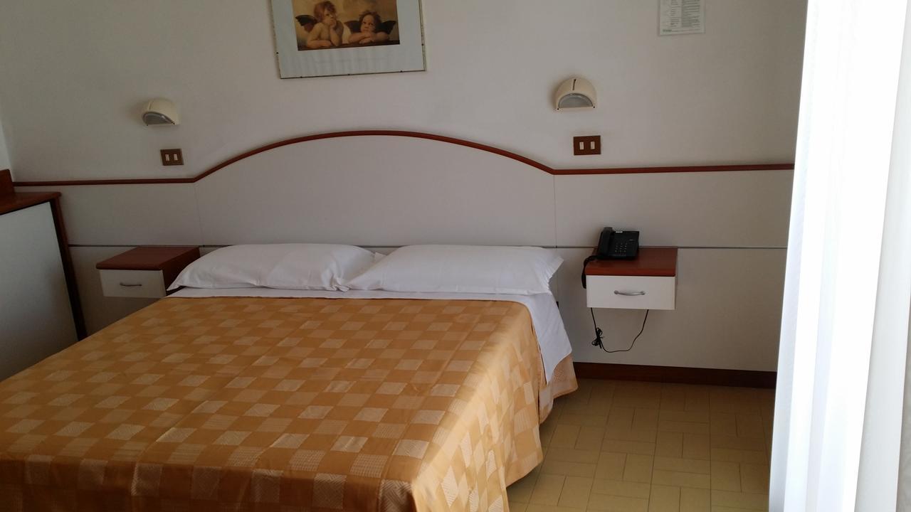 Hotel La Falena Cervia Exteriör bild