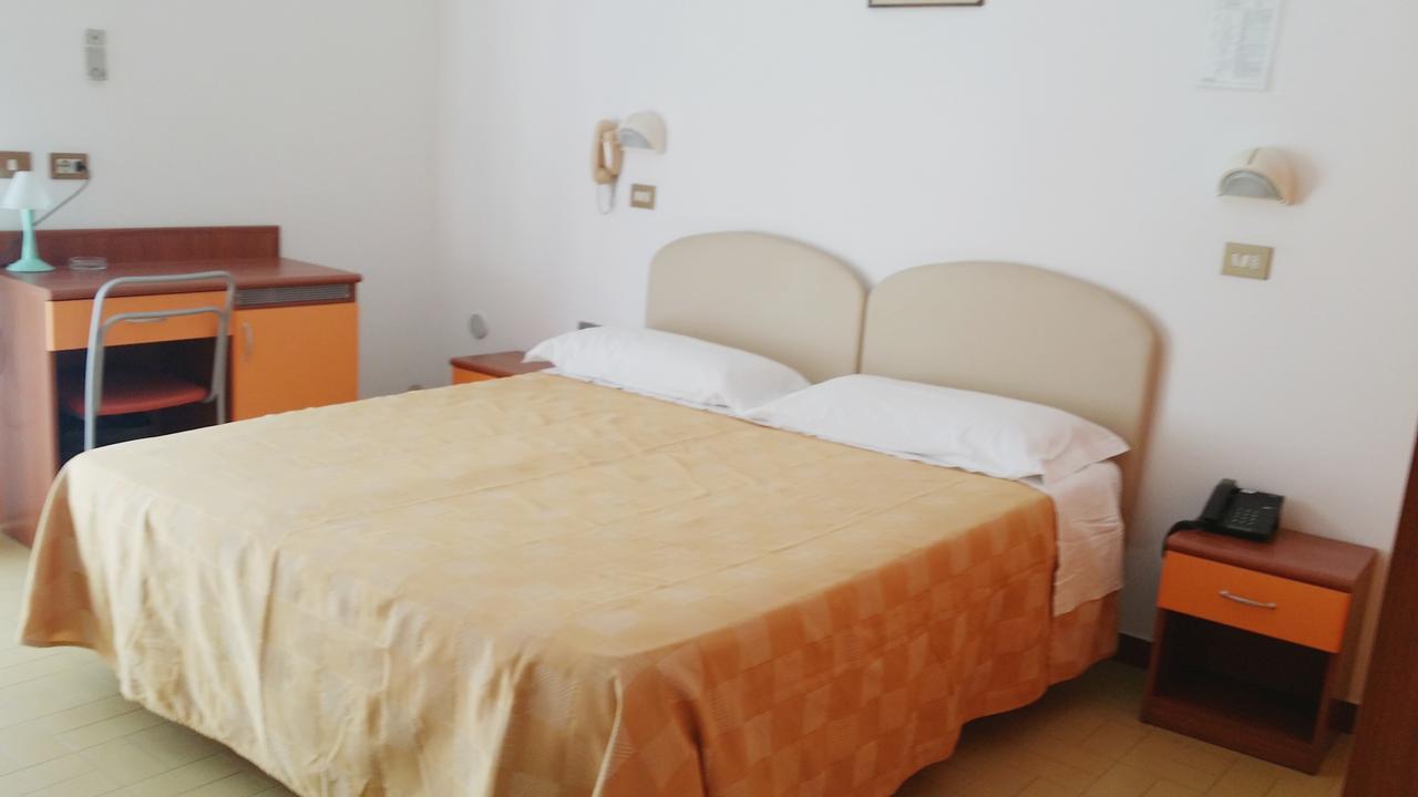 Hotel La Falena Cervia Exteriör bild