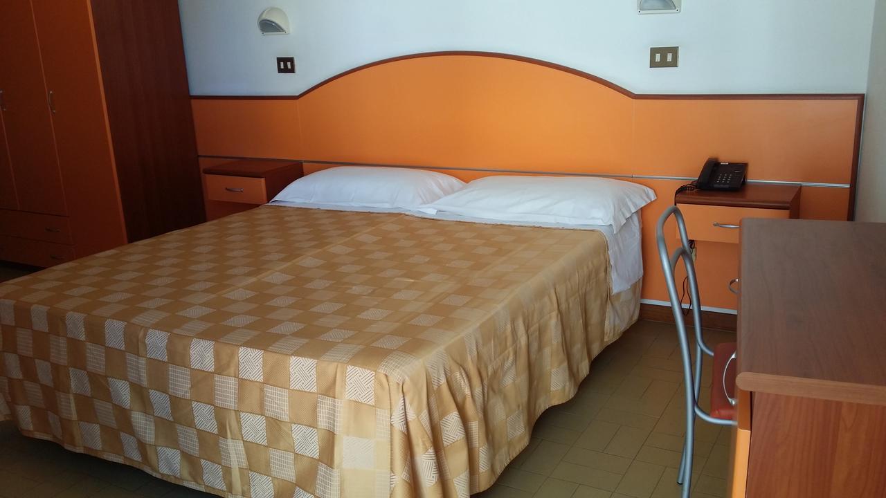 Hotel La Falena Cervia Exteriör bild