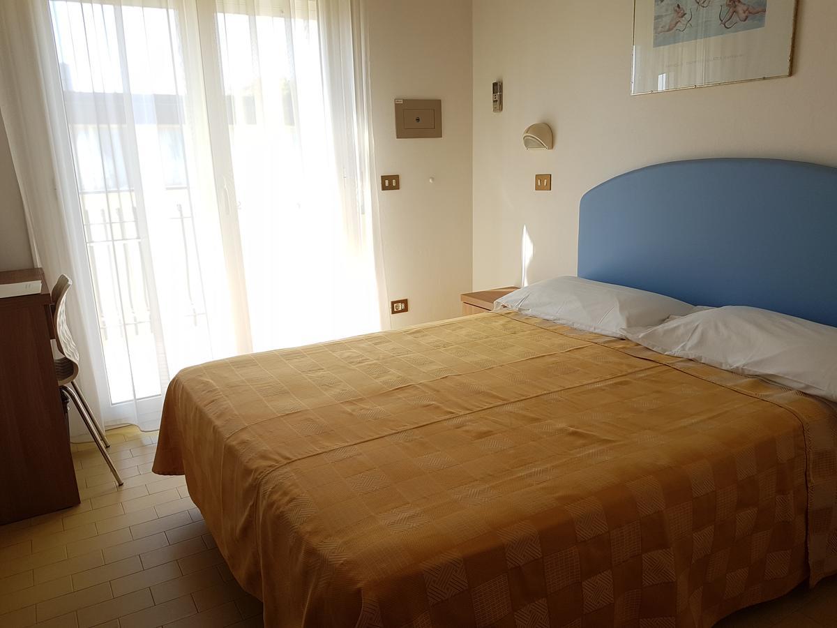 Hotel La Falena Cervia Exteriör bild