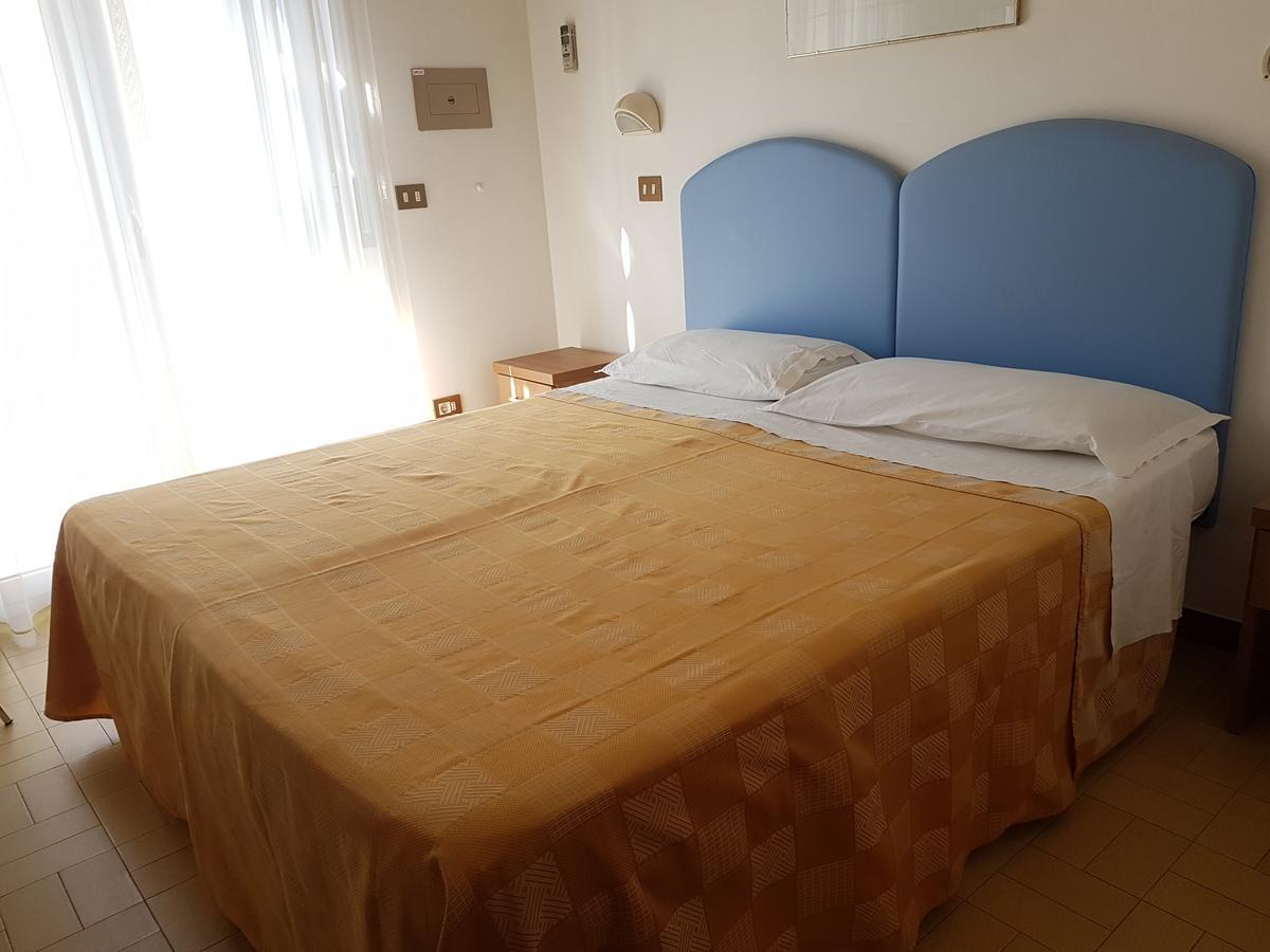 Hotel La Falena Cervia Exteriör bild