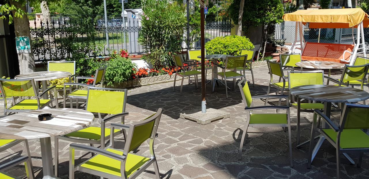 Hotel La Falena Cervia Exteriör bild