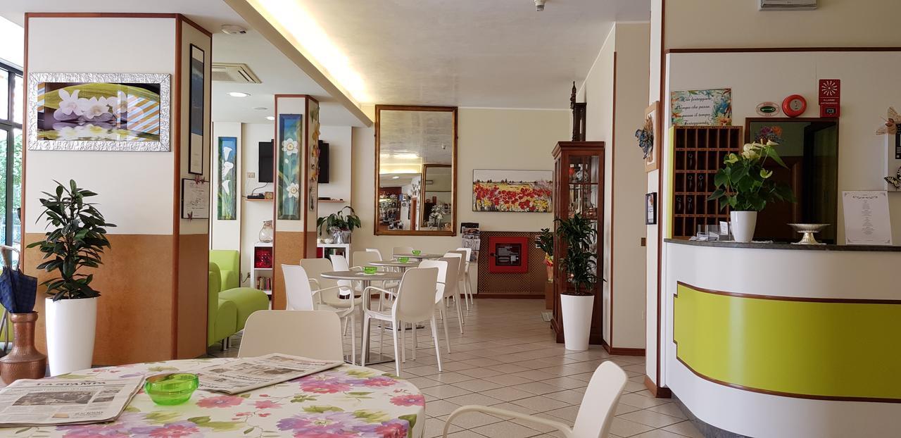Hotel La Falena Cervia Exteriör bild