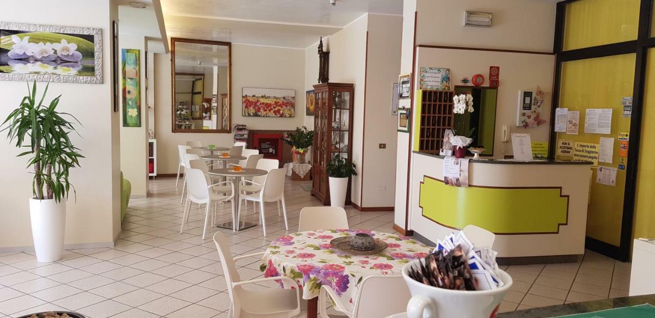 Hotel La Falena Cervia Exteriör bild